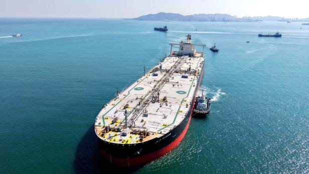 Solange Öltanker in der Straße von Hormus festsitzen, bleiben die Preise hoch.