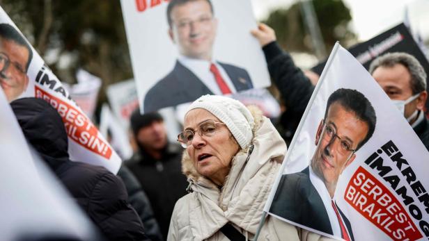 Anhänger des inhaftierten Istanbuler Bürgermeisters   Ekrem İmamoğlu   demonstrierten vor dem  Silivri-Gefängnis in Istanbul.