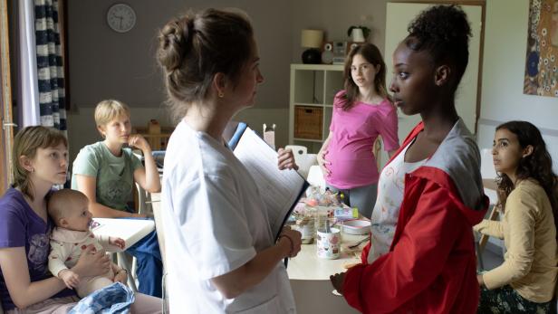 Junge Frauen mit Babys.