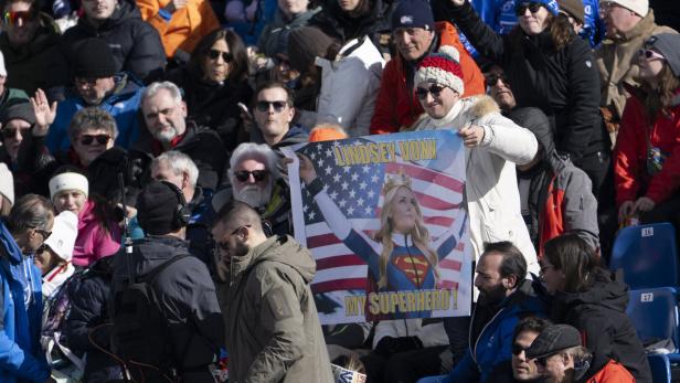 Fans halten ein Plakat von Lindsey Vonn in die Höhe.