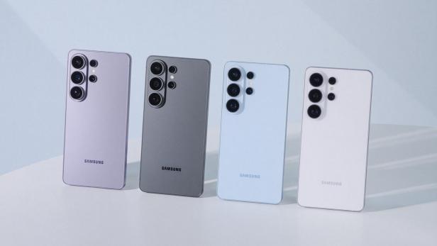 Vier Samsung-Smartphones der S26-Serie in verschiedenen Farben nebeneinander aufgestellt.