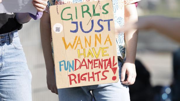 Schild mit Schriftzug