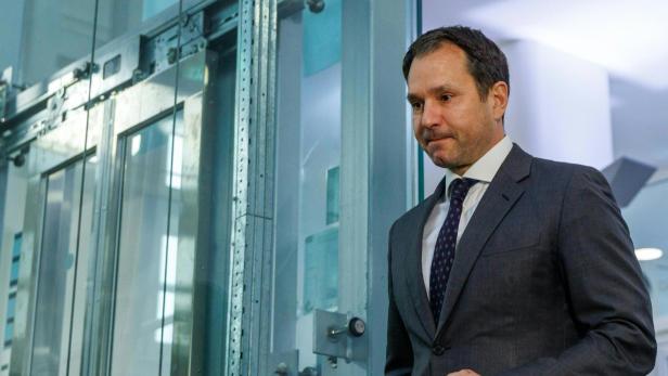 zu sehen ist der Zeuge Thomas Schmid anlässlich der Fortsetzung des Prozesses gegen ÖVP-Klubobmann Wöginger und zwei Finanzbeamte wegen Amtsmissbrauchs, aufgenommen am Montag, 9. März 2026 in Linz.