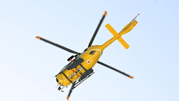 Ein Hubschrauber im Rettungseinsatz von unten fotografiert.