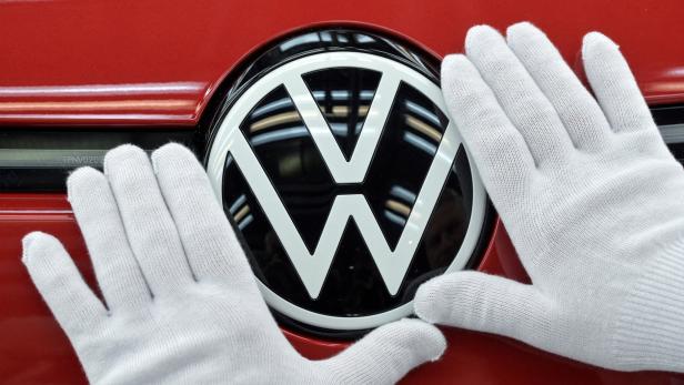 FILE PHOTO: Media tour through Volkswagen production line in Dresden