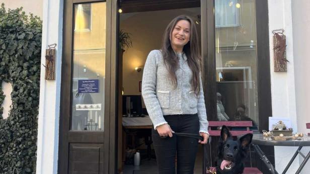 Lisa Maria Wiesmüller mit Hund vor Geschäft