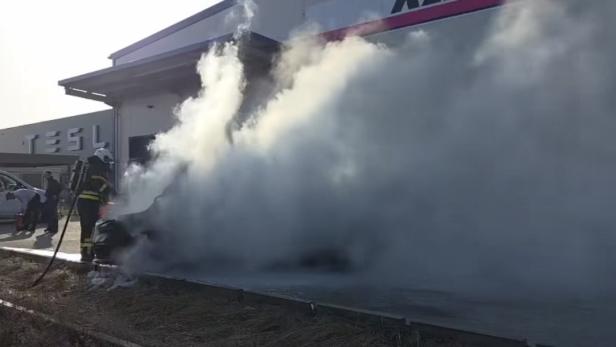 Brennender Kleinlaster