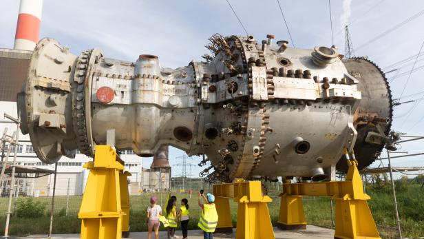 Eine ausrangierte Gasturbine vor dem kalorischen Kraftwerk Theiß.