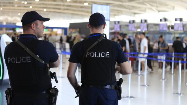 Stranded Israelis in Cyprus try to catch a flight back home