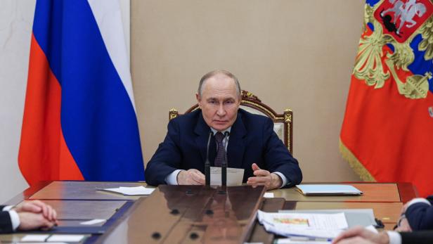 Russian President Vladimir Russian President Putin chairs government meeting on global energy crisis