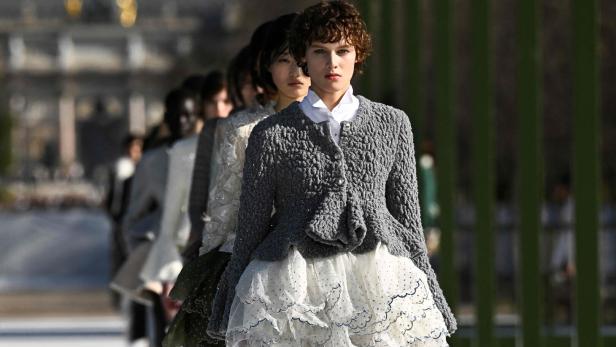 Das Finale mit allen Models auf dem Laufsteg bei Dior