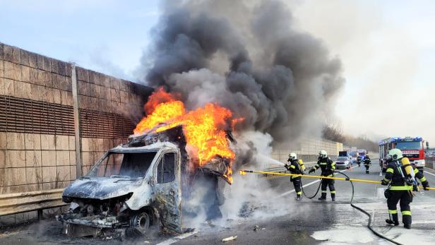Klein-Lkw stand in Flammen