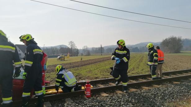 Rettungseinsatz nach Unfall auf Bahnkreuzung