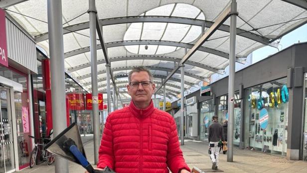 Floridsdorfer Bezirkschef Georg Papa im EKZ Großfeldsiedlung.