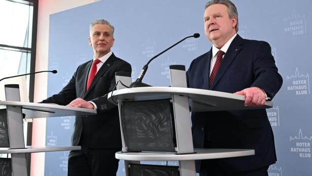 Josef Taucher und Michael Ludwig stehen an Rednerpulten vor einem Hintergrund mit dem Logo "Roter Rathaus Klub".