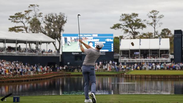 Vorjahressieger Rory McIlroy zielt auf das Green am 17. Loch