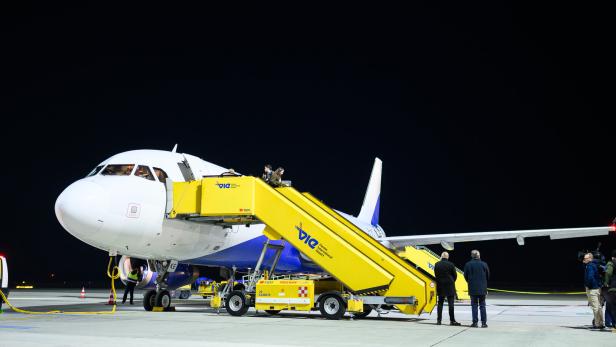CHARTERMASCHINE MIT AUSGEFLOGENEN ÖSTERREICHERN AUS MASKAT IN WIEN-SCHWECHAT GELANDET