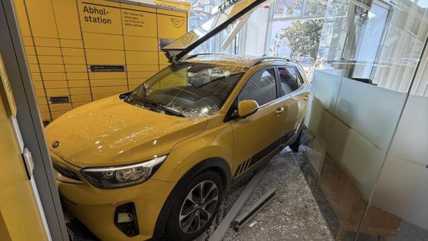 Pkw steht mitten in der Postfiliale 