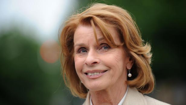 Senta Berger lächelt in die Kamera