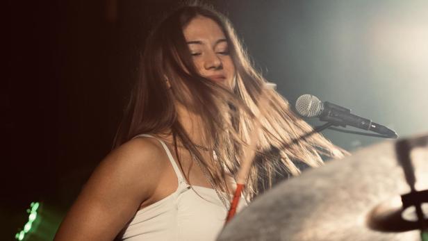 Jael Wernert spielt das Schlagzeug.