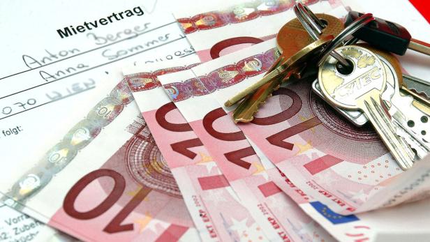 Ein ausgefüllter Mietvertrag mit Schlüssel 