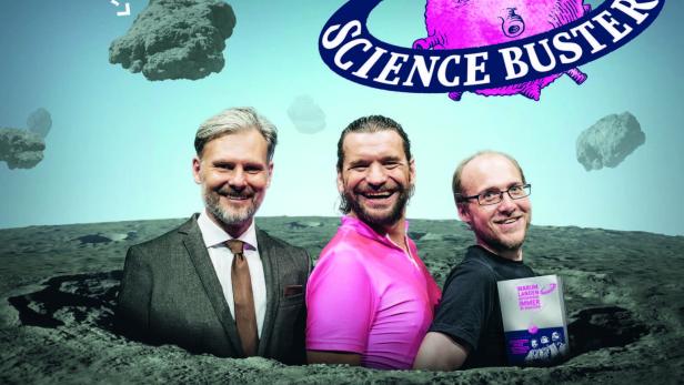 Ein Plakat zeigt drei Männer und einen Planeten