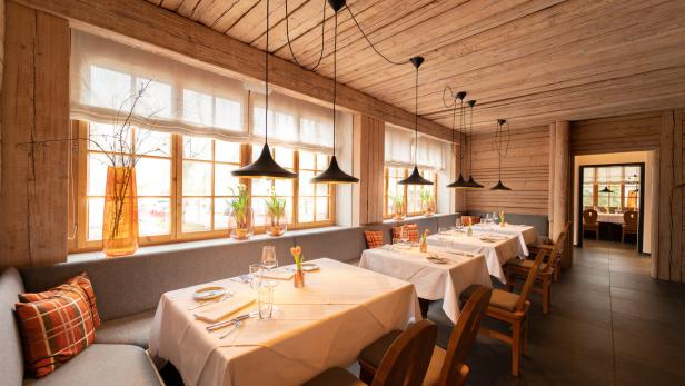 Ein gasthaus mit gedeckten Tischen