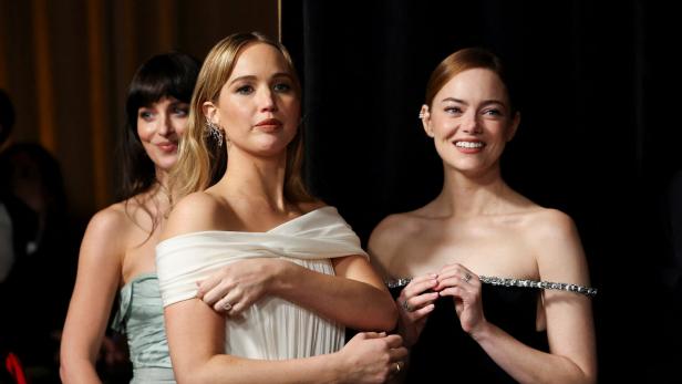 Dakota Johnson, Jennifer Lawrence und Emma Stone stehen hinter den Kulissen bei den Governors Awards