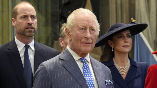 König Charles III., Prinz William und Prinzessin Kate mit ernsten Mienen beim Commonwealth-Gottesdienst in der Westminster Abbey.
