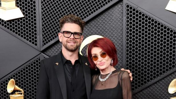 Jack und Sharon Osbourne stehen gemeinsam auf einem roten Teppich.