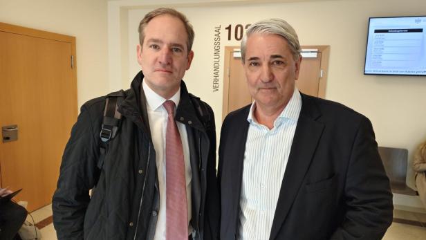 Anwalt Volkert Sackmann und SPÖ-Bezirksvorsteher Ernst Nevrivy.