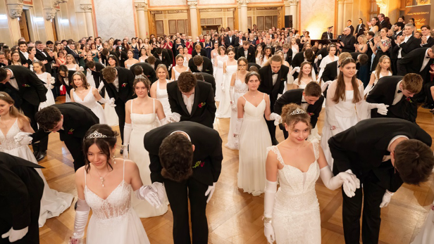 Debütantinnen und Debütanten der Tanzschule Dorner beim Frühlingsball
