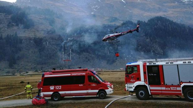 Der Waldbrand hat einen Großeinsatz der Feuerwehr mit Unterstützung eines Polizeihubschraubers ausgelöst.
