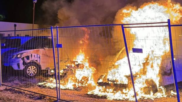13 Elektro-Transporter wurden bei dem Brand zerstört.