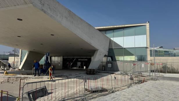 Nelson-Mandela-Platz vor dem Bahnhof Aspern-Nord