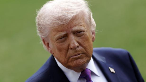 Trump blickt nachdenklich zur Seite.