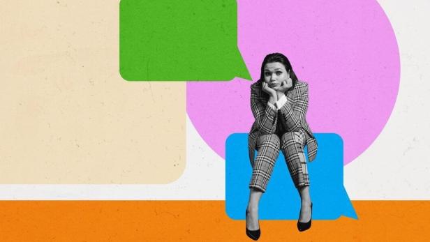 Eine nachdenkliche Frau sitzt auf einer blauen Sprechblase vor bunten Formen und einem stilisierten Browserfenster.