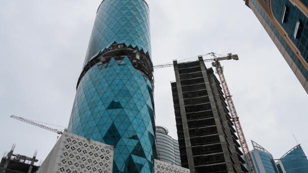 Loch von einer Drohne in einem verglasten Hochhaus