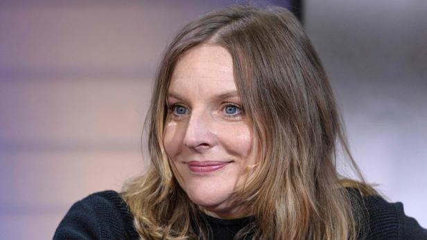 Judith Holofernes mit blond-braunem Haar und blauen Augen lächelt leicht.