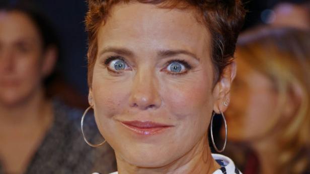 Muriel Baumeister mit kurzem Haar und gestreiftem Oberteil während eines öffentlichen Auftritts.