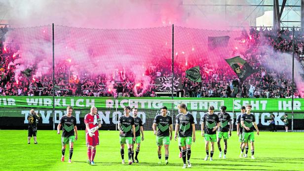 Die Fans des FC Wacker feiern ihre Mannschaft