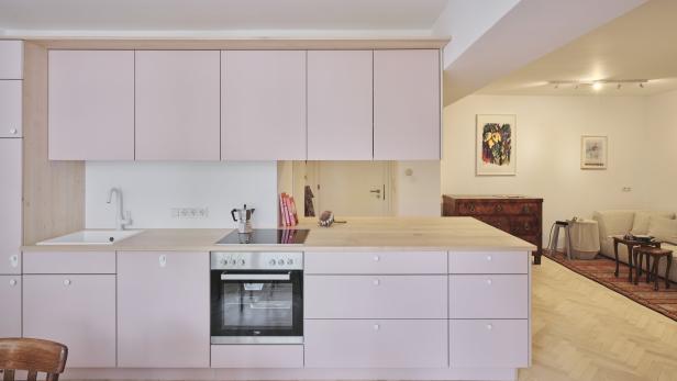 Küche mit Linoleumfronten und Ahornarbeitsplatte