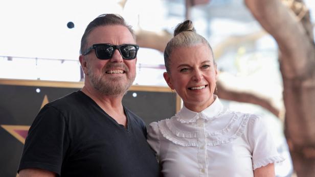 Ricky Gervais und Jane Fallon lächeln vor einem Stern auf dem Walk of Fame.