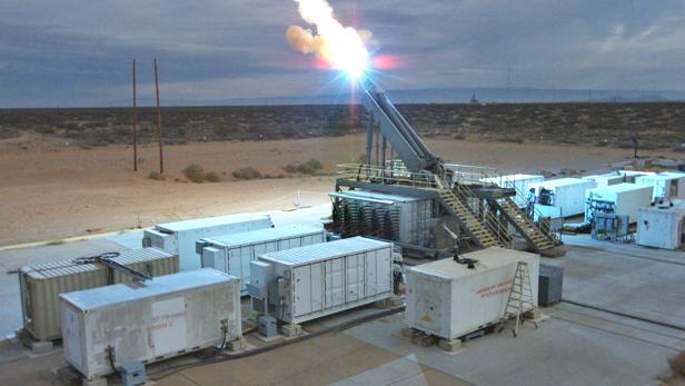 Die Railgun der US Navy wird in einem hohen Winkel abgefeuert.