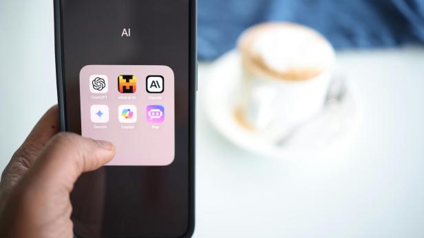 Handy-Screen mit KI-Anwendungen.