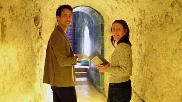 Zwei Personen stehen nebeneinander