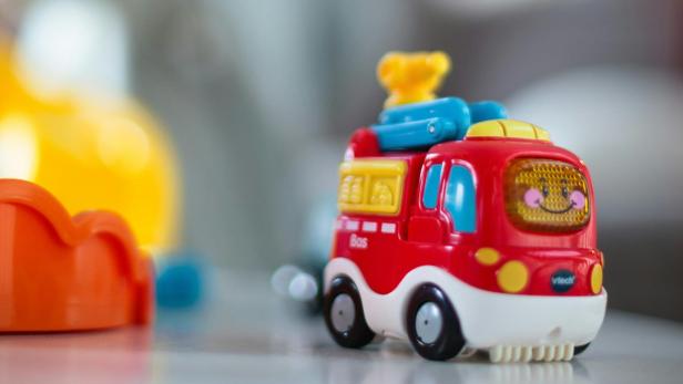 Rot-gelbes Spielzeugauto aus Plastik