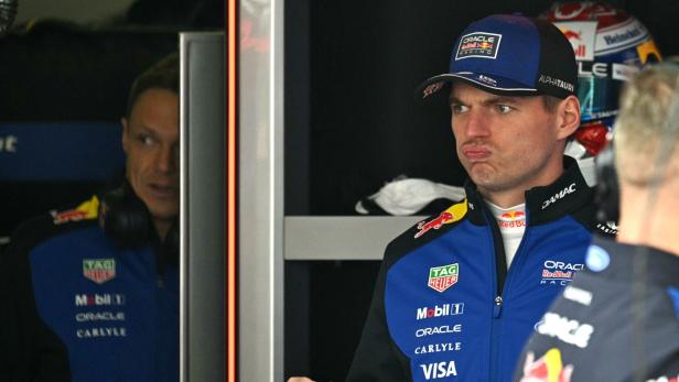 Max Verstappen ist in der Box von Red Bull zu sehen.