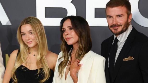 Harper Beckham mit ihren Eltern David und Victoria bei einem Event.