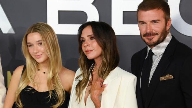 Harper Beckham mit ihren Eltern David und Victoria bei einem Event.